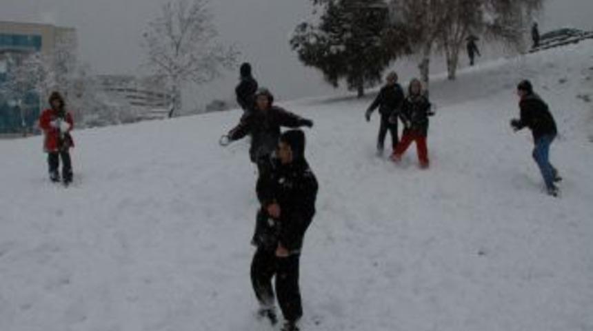 Bursa&rsquo;da Kar, Hayatı Olumsuz Etkilerken &Ouml;ğrenciler Tatilin Tadını &Ccedil;ıkarıyor