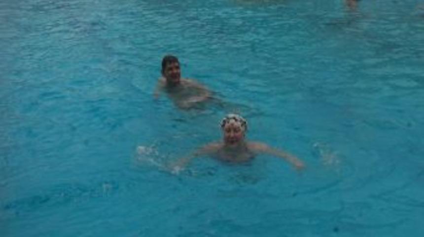 Soğuk Havada A&ccedil;ık Termal Havuzunda Y&uuml;zd&uuml;ler