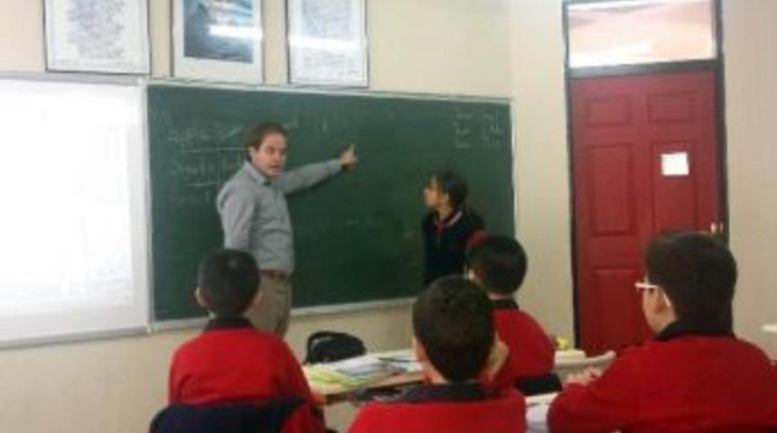 Oxford'lu Konuk Salihli İlk&ouml;ğretim&rsquo;de Ders Verdi