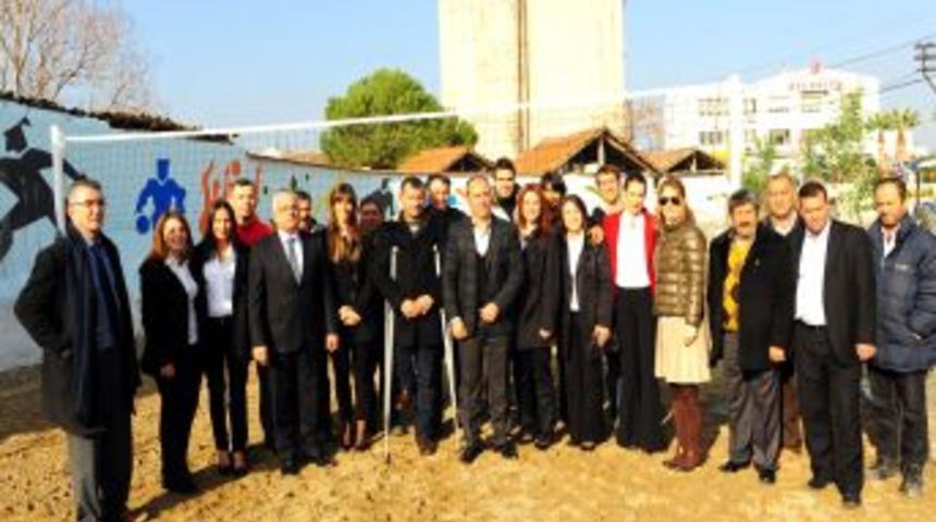&Uuml;niversiteliler Beldeye &Ccedil;ocuk Oyun Alanı Ve Plaj Voleybolu Sahası Kazandırdı