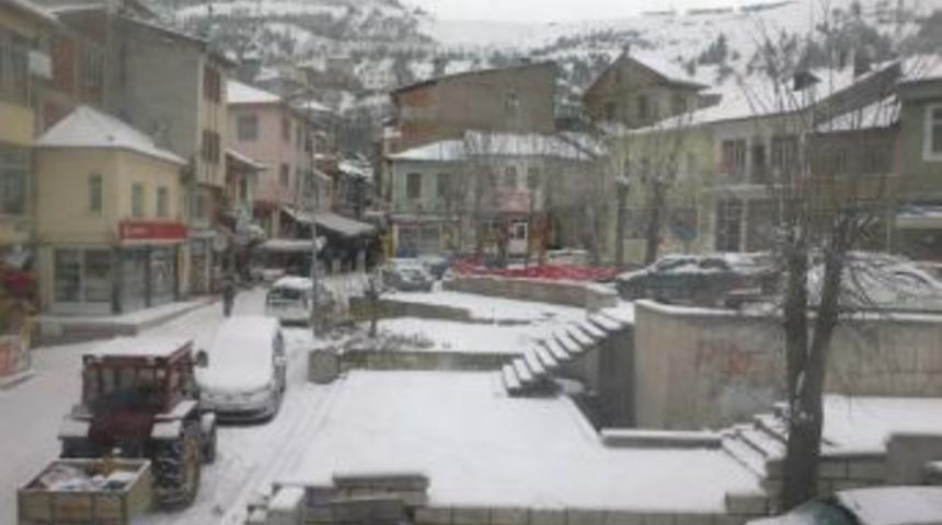 K&uuml;re Beyaz Gelinliğe B&uuml;r&uuml;nd&uuml;