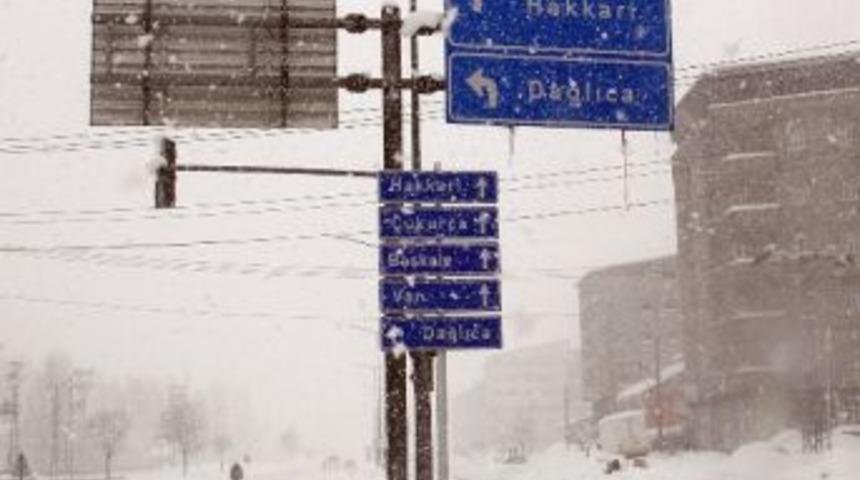 Y&uuml;ksekova&rsquo;da Kar Yağışı Hayatı Fel&ccedil; Etti