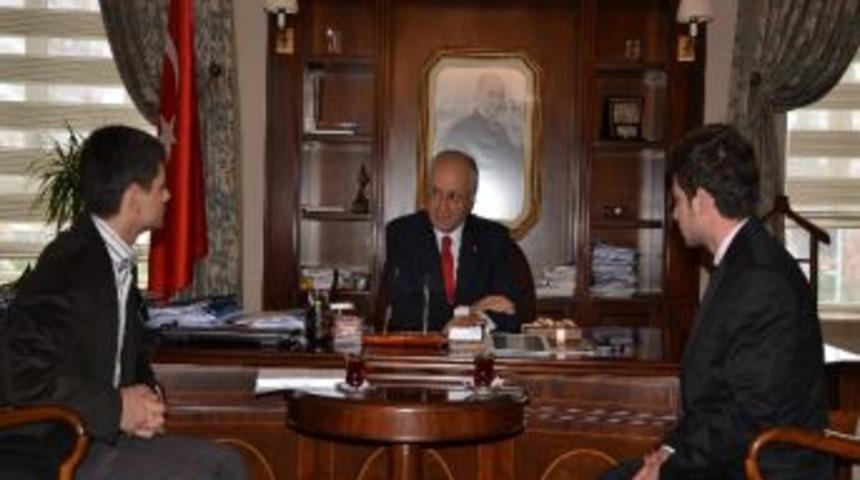 Vali Daş&ouml;z &Uuml;niversiteli Gen&ccedil;lerin Dergisine Konuk Oldu