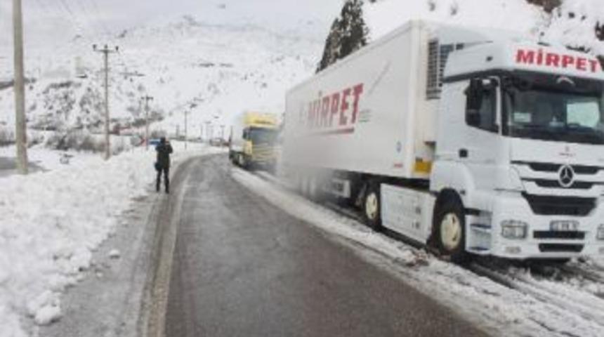 Tunceli&rsquo;de Onlarca Tır Mahsur Kaldı