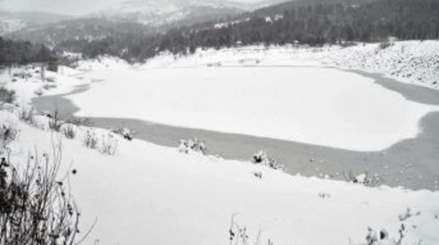 Yozgat&rsquo;ta Soğuk Hava G&ouml;leti Dondurdu