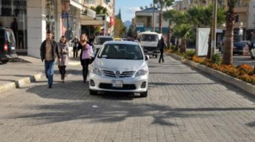 Yolun Ortasına Park Etti