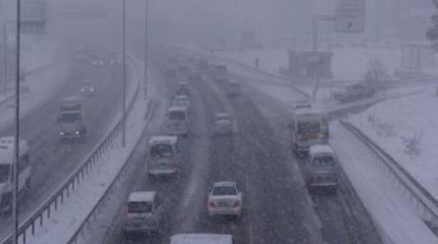 Kar, Trafikte Aksamalara Neden Oldu