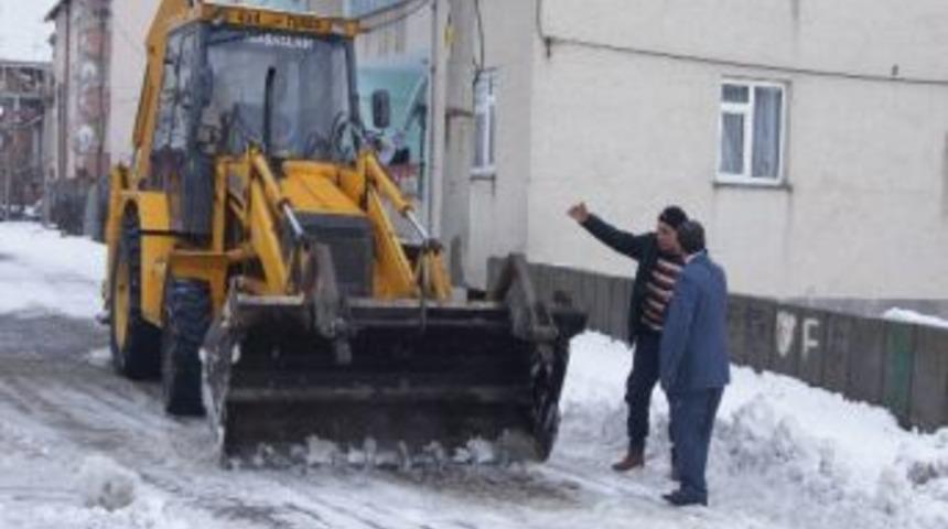 Gen&ccedil; Belediyesi&rsquo;nden Kar Temizleme &Ccedil;alışması