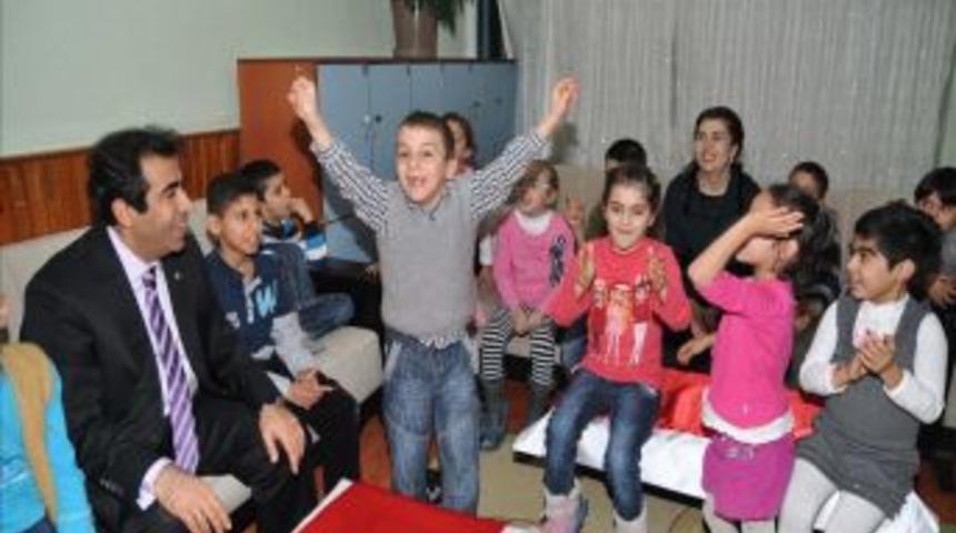 Vali G&uuml;zeloğlu Mersinli Anne Babaları Koruyucu Aile Olmaya Davet Etti