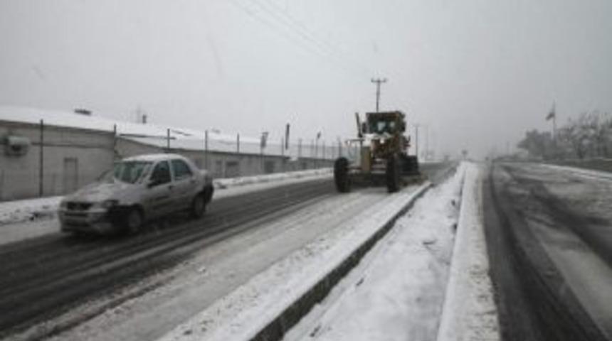 &Ccedil;ayırova'da Karla M&uuml;cadele Seferberliği