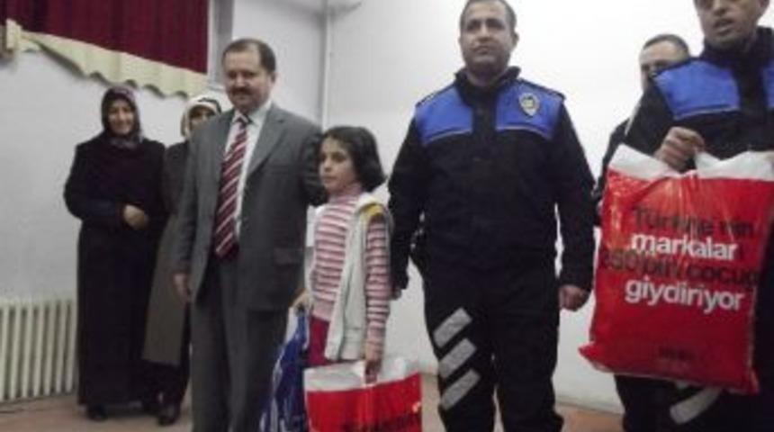 Polisten &Ouml;ğrencilere Giysi Yardımı