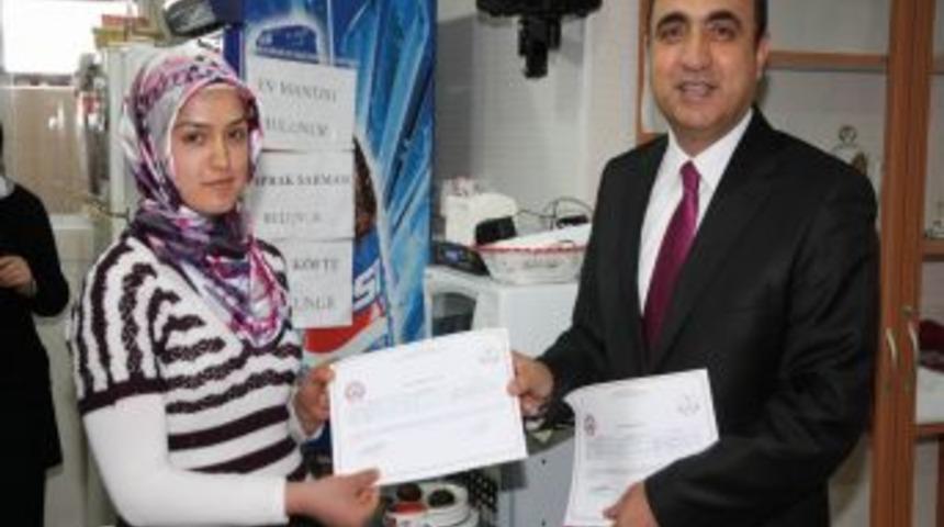 AKMEK Kursiyeri Sertfikalarını T&ouml;renle Aldı