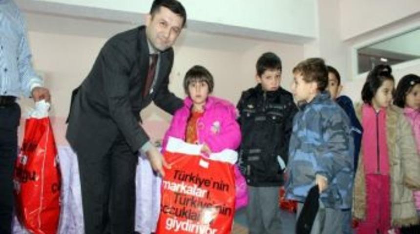 Yıldızeli&rsquo;nde Bin &Ouml;ğrenciye Giyim Yardımı