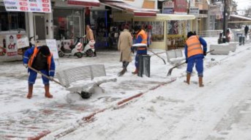 Afyonkarahisar&rsquo;da, Belediye 230 Personelle Kar &Ccedil;alışması Yapıyor