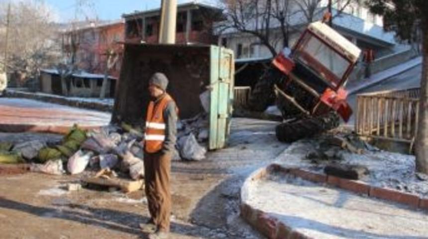 &Ccedil;an'da &Ccedil;&ouml;p Trakt&ouml;r&uuml; Devrildi: 1 Yaralı