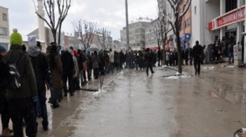 &Ouml;ğrenciler Burs İ&ccedil;in Metrelerce Kuyruk Oluşturdular