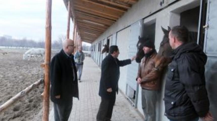 Afyonkarahisar&rsquo;da Termal Otel M&uuml;şterileri I&ccedil;in Atlı Koşu Pisti Yapılıyor