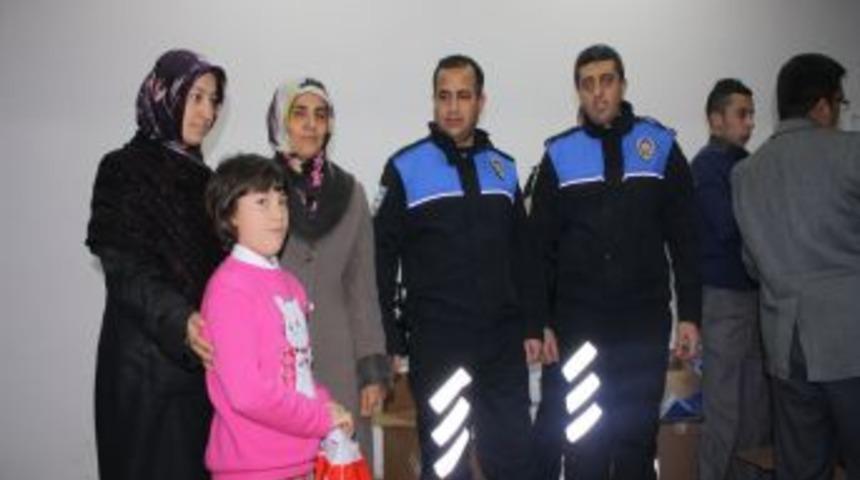 A&Ccedil;ELYA Derneği Ve İl&ccedil;e Emniyet M&uuml;d&uuml;rl&uuml;ğ&uuml; Yoksul &Ouml;ğrencileri Sevindirdi