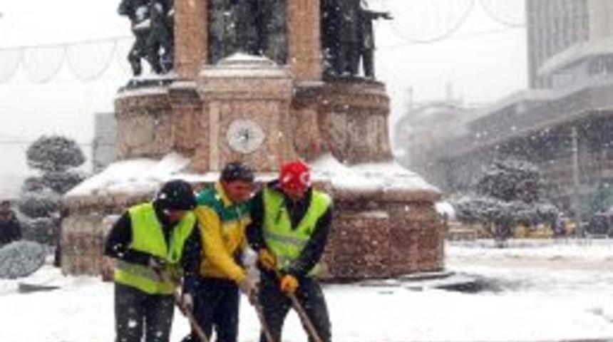 Taksim&rsquo;de Kar Temizleme &Ccedil;alışması Devam Ediyor