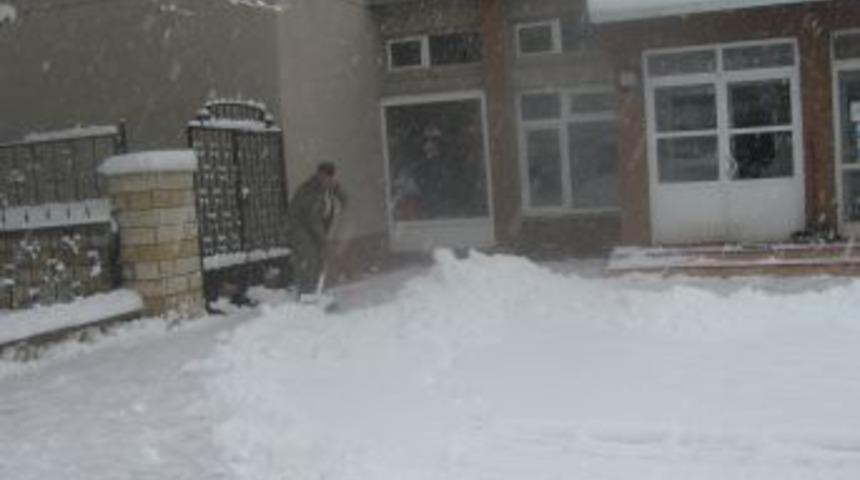 Kağızman'da 60 k&ouml;y yolu ulaşıma kapandı