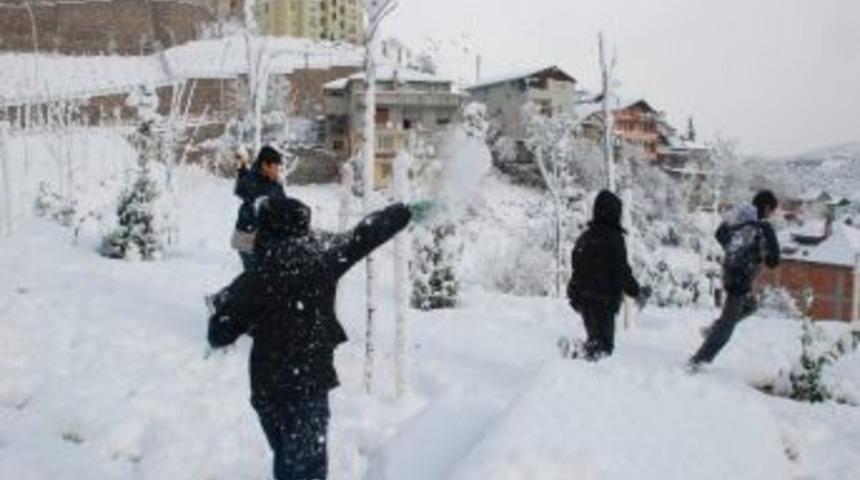 Kar Yağışına En &Ccedil;ok &Ccedil;ocuklar Sevindi