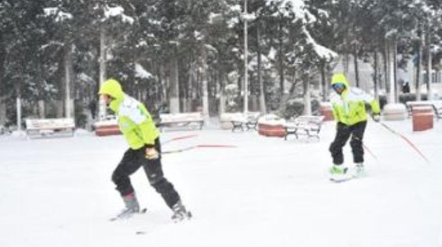 Beylikd&uuml;z&uuml; Kent Meydanı&rsquo;nda kayak şovu