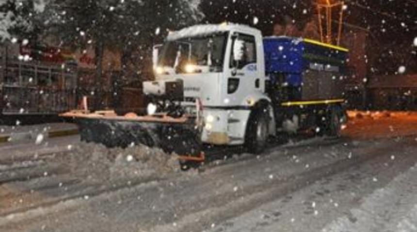 Kartepe&rsquo;de karla m&uuml;cadeleye devam