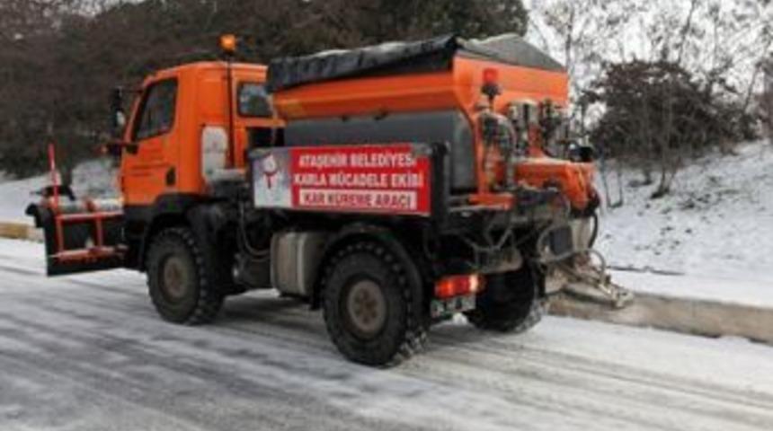 Ataşehir&rsquo;de kar &ccedil;alışmaları artırıldı
