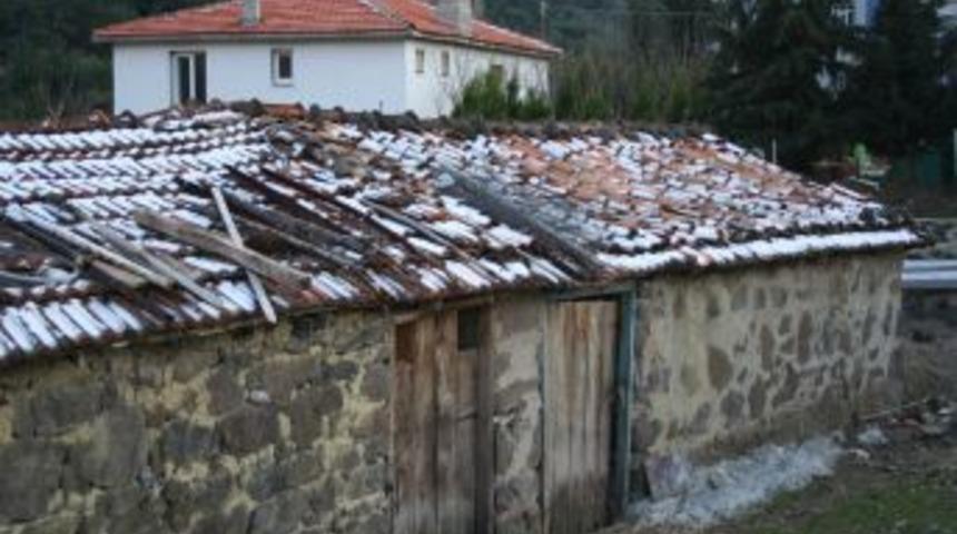 İzmir'in Y&uuml;ksek Kesimlerine Kar Yağdı