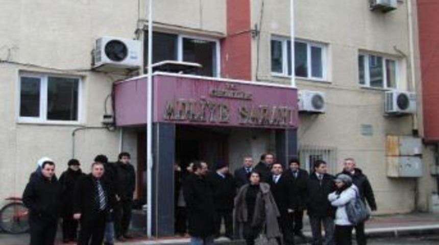 Adalet Bakanlığı Tarafından Boşaltılması İstenen Gemlik Adliyesi'nde &Ccedil;alışanlar, Depremde B&uuml;y&uuml;k Korku Yaşadı