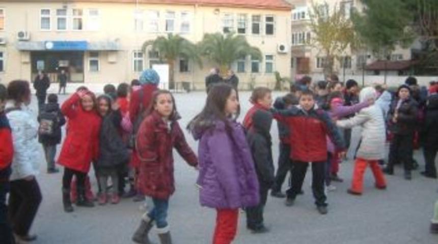 Deprem, &Ouml;ğrencileri Derste Yakaladı