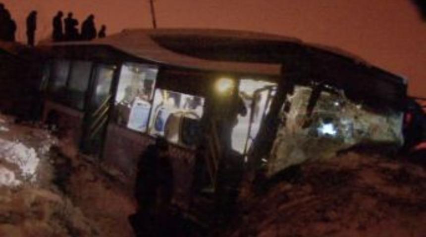 Otob&uuml;s U&ccedil;urumdan D&uuml;şt&uuml;, &Ccedil;ok Sayıda Yolcu Yaralandı