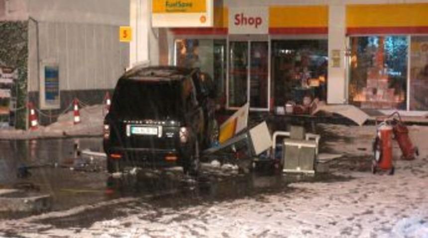 Şişli’de Buzlu Yolda Kontrolden Çıkan Cip, Akaryakıt Istasyonuna Girdi