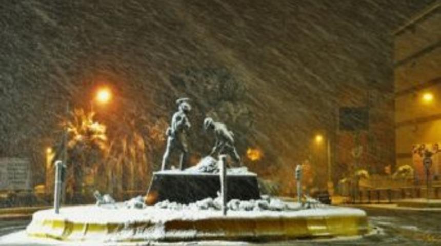 Soma G&uuml;ne Karla Uyandı