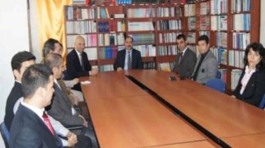 Rekt&ouml;r Şimşek &Ouml;ğrencilerle Yemek Yedi