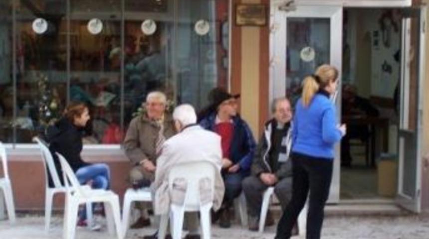 Burası emekliler lokali mi kahvehane mi?