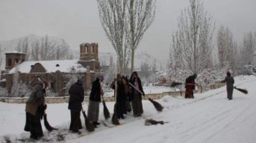 Erzurum&rsquo;da Kadın İş&ccedil;iler Kar Temizliğinde
