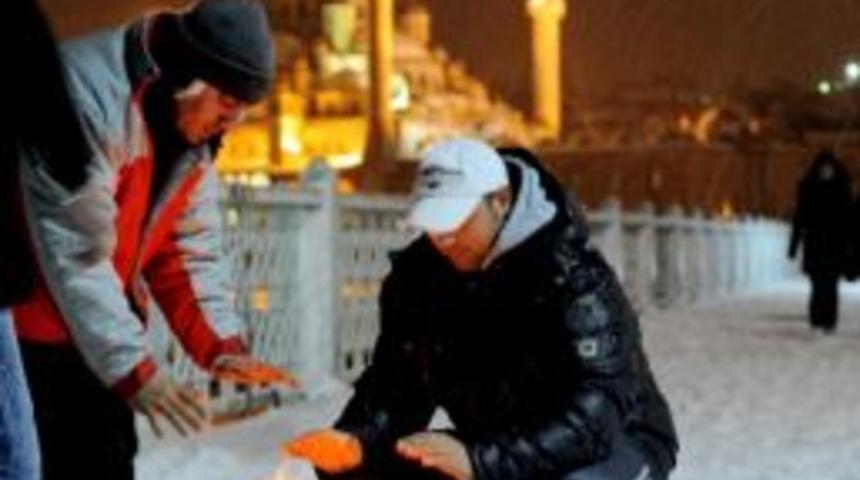 (&ouml;zel Haber) Eksi 6 Derecede Buz &Uuml;st&uuml;nde Ateş Yakıp Isındılar