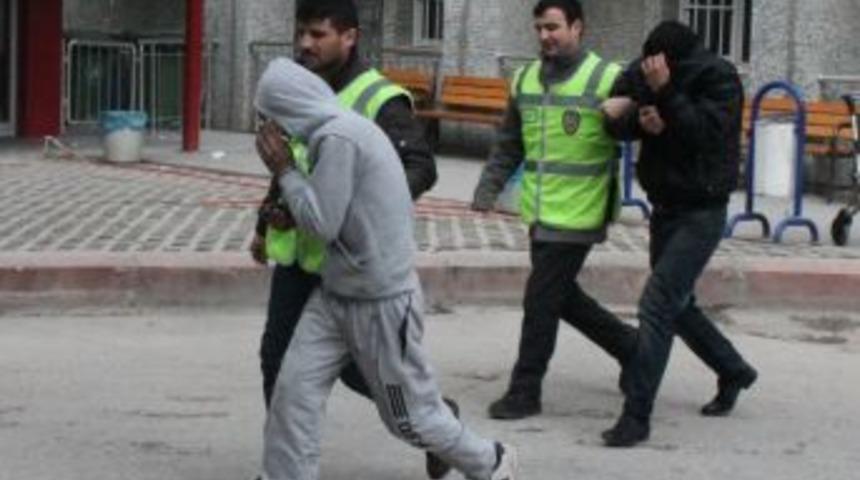 Yardım Kutusundaki 8 Lirayı &Ccedil;aldılar