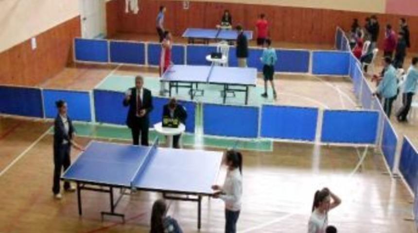 Gen&ccedil;ler Bay Bayan Masa Tenisi M&uuml;sabakaları Yapıldı