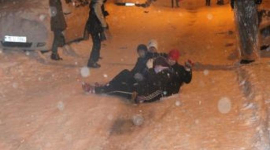 Bursa'da &Ccedil;ocukların Kar Sevinci