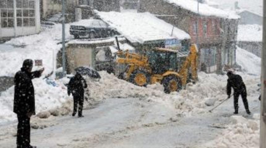 &Ccedil;elikhan Belediyesinin Karla M&uuml;cadelesi S&uuml;r&uuml;yor