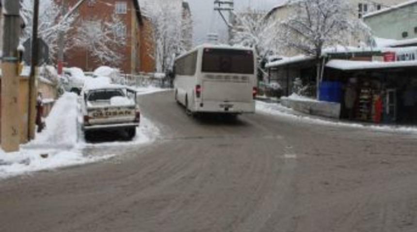 Buzlu Ve Karlı Kaldırımda &Ouml;l&uuml;m