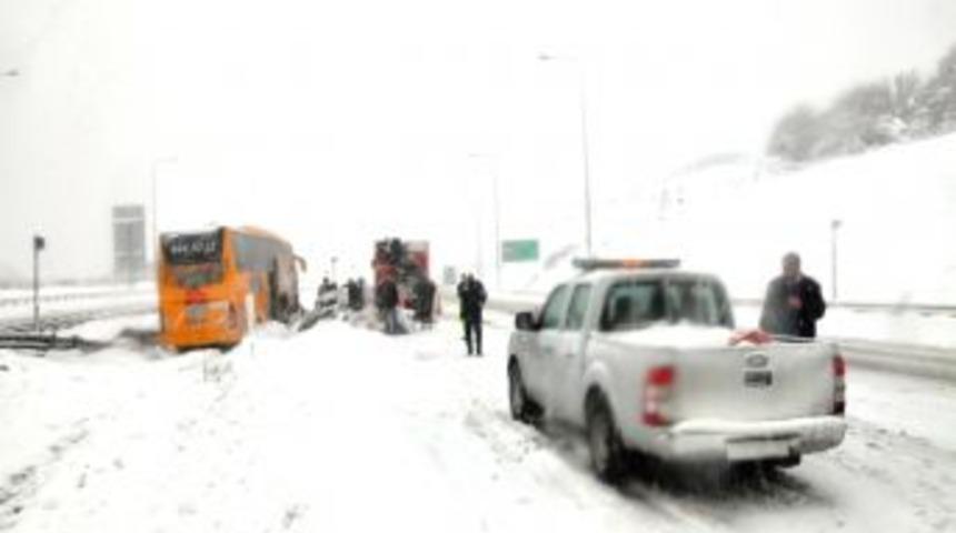 Kar Lastiği Bulunmayan Otob&uuml;s, Bariyerlere &Ccedil;arptı: 1 Yaralı