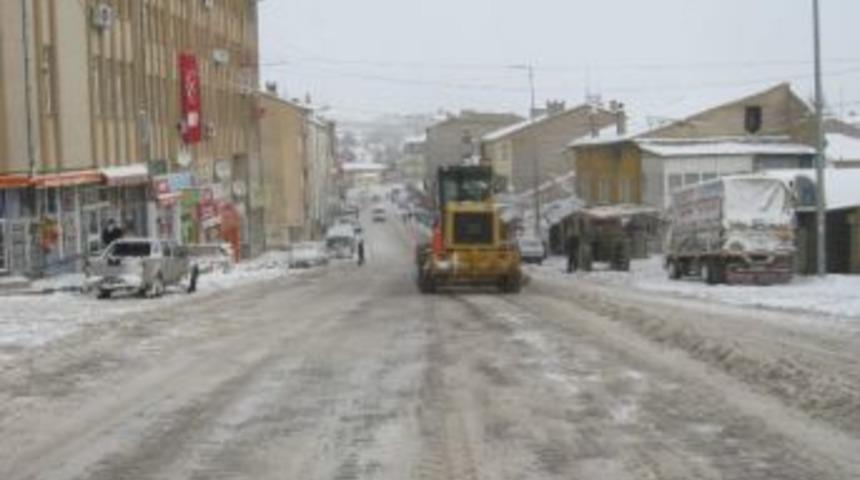 B&uuml;nyan Belediyesi Kar Temizleme &Ccedil;alışmaları Aralıksız Devam Ediyor