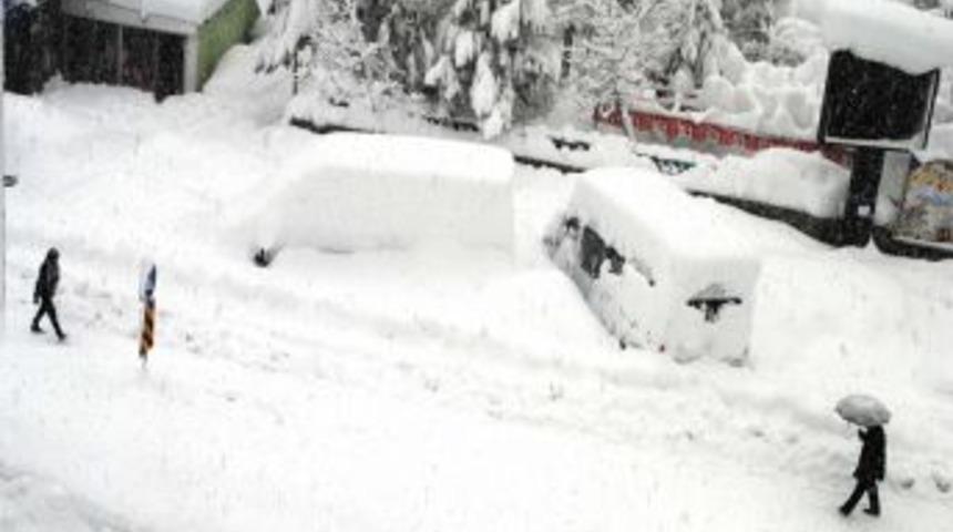 Hakkari'de 2 Metreyi Aşan Kar, Hayatı Durma Noktasına Getirdi