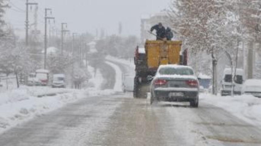 &Ouml;demiş&rsquo;te Dağ Yolları Karla Kaplanınca Devreye Karayolları Ara&ccedil;ları Girdi