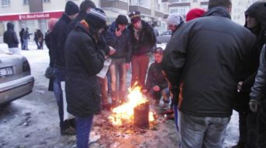 Burs Kuyruğundaki &Ouml;ğrenciler Ateş Yakarak Isındı