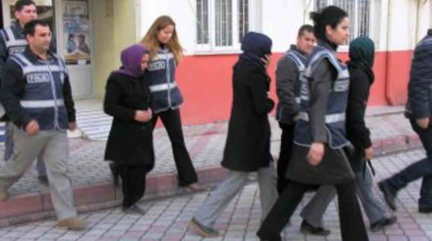 Dilenci Kılığında Hırsızlık Yapan 3 Kadın Yakalandı