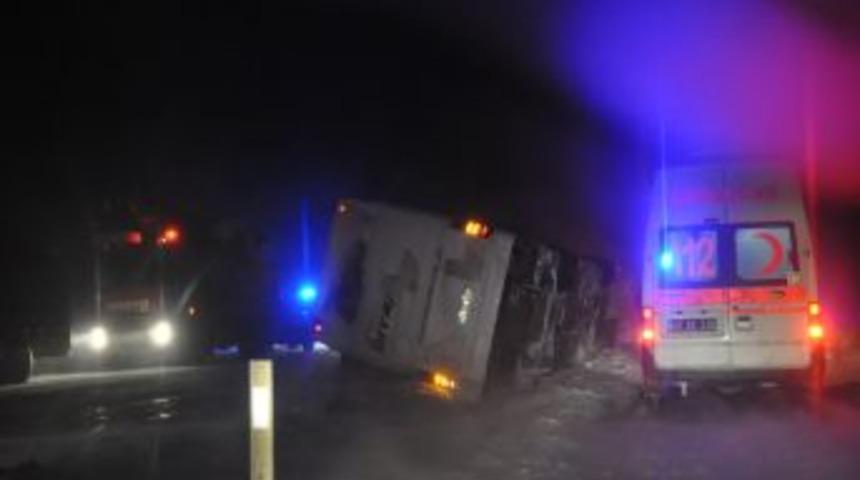 Kırşehir'deki Otob&uuml;s Kazasında 1' I Ağır 10 Kişi Yaralandı